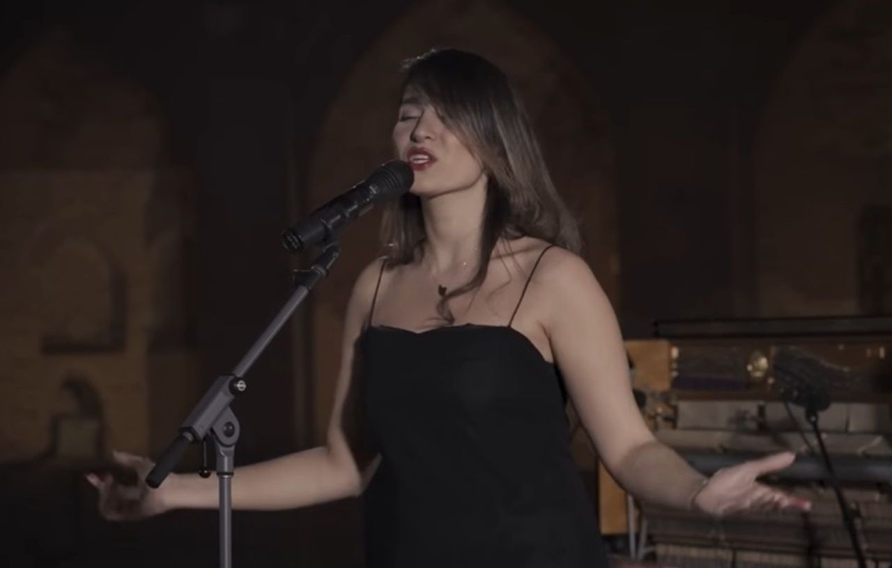 Cantante condenada a 74 latigazos por cantar sin velo Cantante condenada a 74 latigazos por cantar sin velo